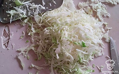 Капусту вымыть, просушить, тоненько нашинковать. Морковь почистить, помыть, натереть. Капусту и морковь потушить на сковороде до мягкости, не забывая посолить.