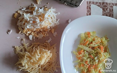 Твердый сыр и очищенное вареное яйцо натереть на крупной терке.