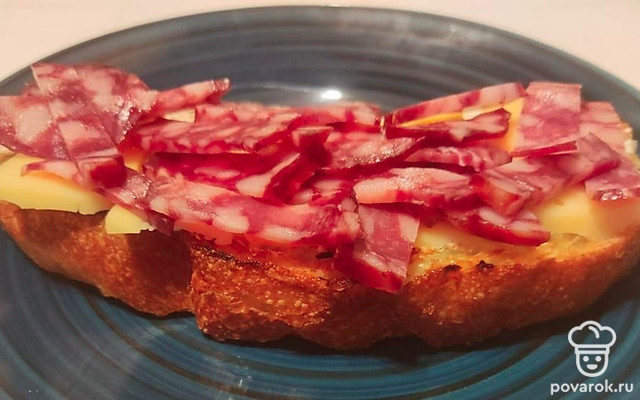 Брускетта с сыром и сырокопченой колбасой — Рецепт с фото