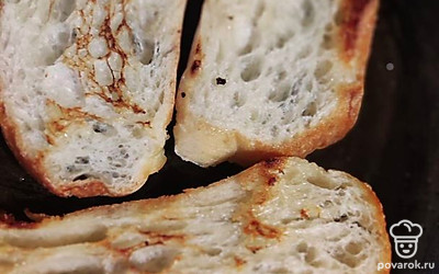 Обжарьте хлеб с двух сторон до золотистой корочки.