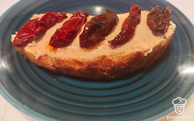 Брускетта с вялеными томатами и паштетом — Рецепт с фото