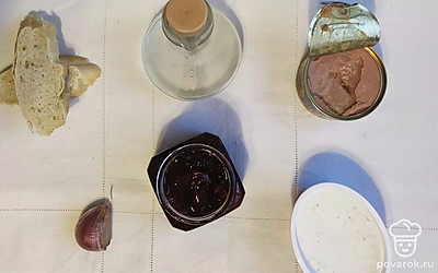 Подготовьте ингредиенты. Разогрейте сковородку, очистите чеснок.