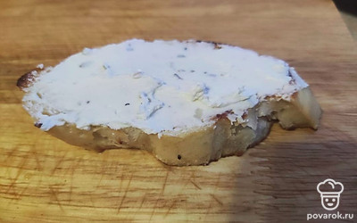 Далее сверху намажьте сыр. Потом выложите слой паштета и вяленые томаты.