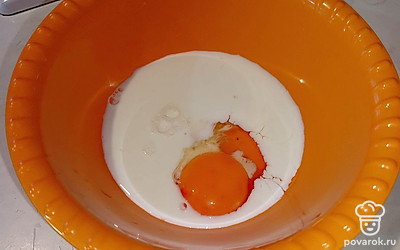 В миску разбиваем яйцо и добавляем молоко.