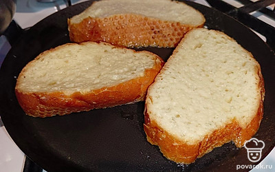 Разогреваем сковороду и наливаем растительное масло. Окунаем каждый кусочек хлеба с обеих сторон в миску и выкладываем на сковороду.