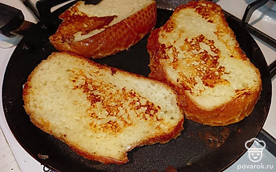 Обжариваем гренки пару минут с каждой стороны. 