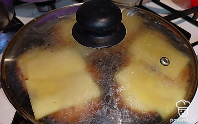 Гренки будут еще вкуснее с сыром. Нарезаем его кусочками, выкладываем на гренки. Накрываем крышкой на пару минут, чтобы сыр расплавился. Приятного аппетита!