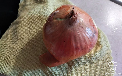 С крупной луковицы срезаем кончики и очищаем.