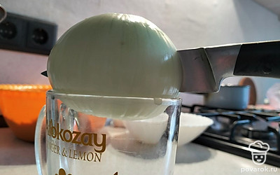 Понадобится стакан, в который можно погрузить лук, как на фото, чтобы луковицу не разрезать до конца.