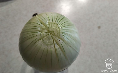 Сначала режем на 4 части. Далее делим еще на части, чтобы были одинаковые лепестки.