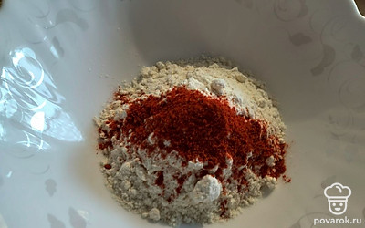 Для сухой панировки смешиваем муку с паприкой.
