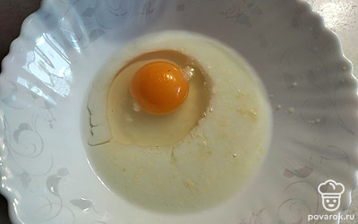 Для жидкой панировки яйцо взбиваем с молоком.