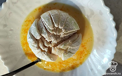 Затем помещаем луковицу в жидкую панировку.