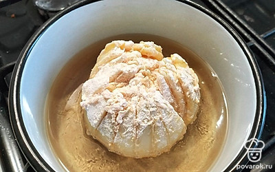 Разогреваем масло. Отправляем в горячее масло лук. Поливаем ложкой, если луковица не погружена в масло. Жарим до золотистой корочки со всех сторон. 