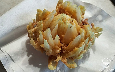 Достаем лук. Кладем на салфетку, чтобы избавиться от лишнего масла.