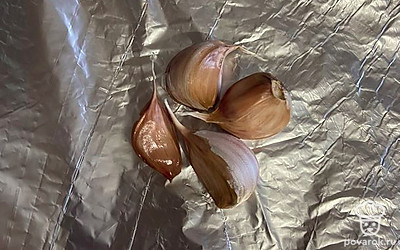 Помыть зубчики чеснока. Не очищая, выложить на фольгу.