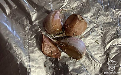 Полить маслом, добавить специи. Поставить в разогретую духовку на 20-30 минут при 180 градусах.