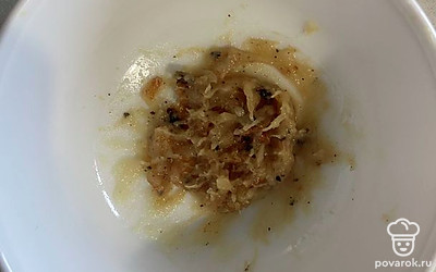 После запекания освободить мякоть и размять до состояния кашицы.