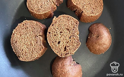 На сухой сковороде подсушить ломтики багета с обеих сторон.