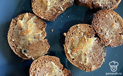 Смазать чесночной пастой.