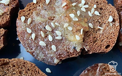Перед подачей посыпать гренки кунжутом, так еще вкуснее.
