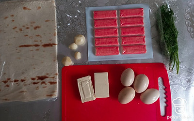 Яйца отварите и остудите. 