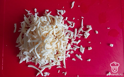 Сыр натрите на крупной терке. 
