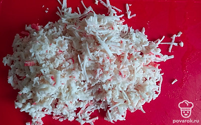 Крабовые палочки натрите на крупной терке.