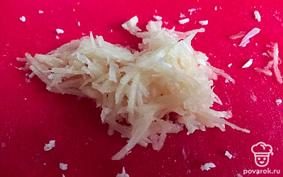 Чеснок измельчите. 