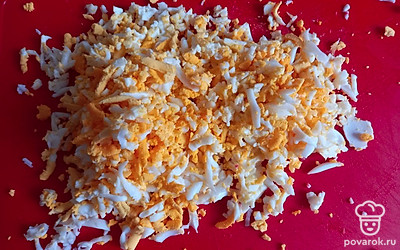 Яйца натрите на терке. 