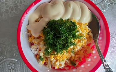 Выложите все ингредиенты в миску и добавьте майонез. 