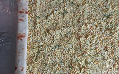 Намажьте начинку на лаваш, сверните в равномерный и плотный рулет. 