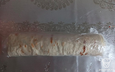 Оберните в пакет или пищевую пленку и уберите в холодильник на 1 час для пропитки.