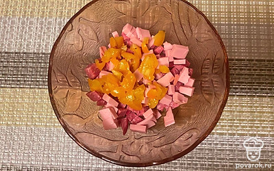 Желтый томат вымойте, измельчите и отправьте в салатник.