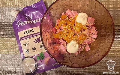 Заправьте все сливочно-чесночным соусом, тщательно перемешав.