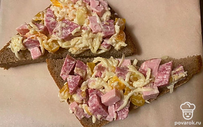 Положите гренки на лист пергамента и отправьте в духовку на 5 минут при температуре 190 градусов.