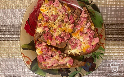 Подавайте гренки на стол остывшими, посыпав пряными травами.