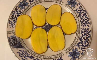 Картофель среднего размера тщательно вымойте и нарежьте на тонкие слайсы.