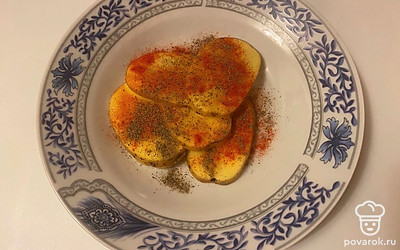 Все их тщательно приправьте паприкой и перцем, перемешайте.