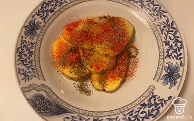 Обмакните в масло и посыпьте солью. Пусть картошка напитается специями в течение 10 минут.