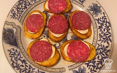 На майонез положите тонкие ломтики колбаски.