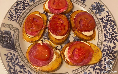 На колбасу выложите такие же тончайшие кружочки томата.