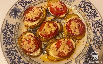 Чуть посыпьте каждую пирамидку сыром и поставьте в микроволновку на 8 минут.