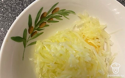 Кабачок помойте, почистите, потрите. Яйцо помойте соедините с потертым кабачком.