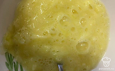 Добавьте щепотку соли и тщательно размешайте.