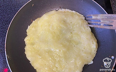 Полученную консистенцию вылейте на антипригарную сковородку.