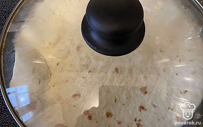 Сверху положите лаваш, слегка придавите и закройте крышкой. Жарьте 3-4 минуты.