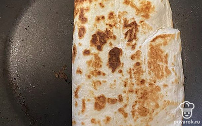 Закройте второй стороной и обжаривайте с двух сторон, пока сыр на растопится.