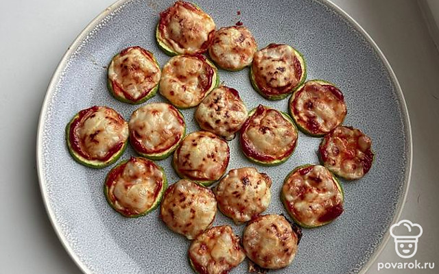 Ломтики кабачка, запеченные под сырной шапочкой — Рецепт с фото