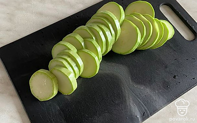 Нарезаем ломтиками кабачки (толщиной примерно 0,5-0,8 сантиметров).